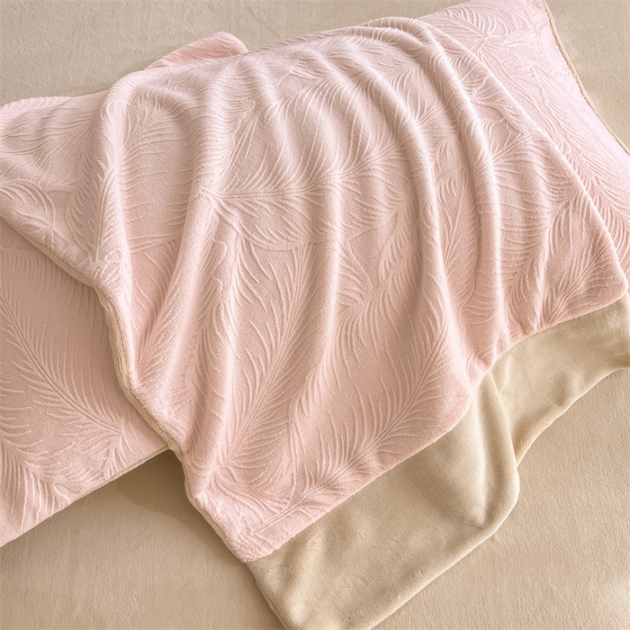 91家纺网 家纺一手货源 找家纺 遇见家居生活馆 2025新款A类牛奶绒雕花四件套-羽飞舞 卡诺粉+香槟