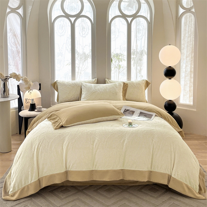 91家纺网 家纺一手货源 找家纺 遇见家居生活馆 2025新款A类牛奶绒雕花四件套-羽飞舞 奶芋色+杏仁