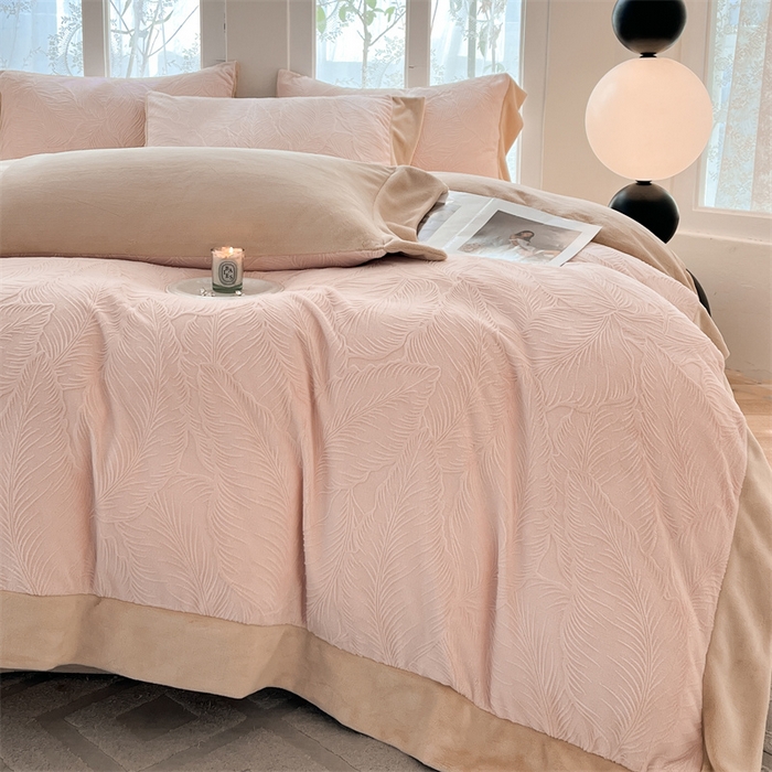 91家纺网 家纺一手货源 找家纺 遇见家居生活馆 2025新款A类牛奶绒雕花四件套-羽飞舞 卡诺粉+香槟