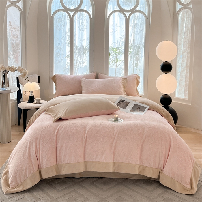 91家纺网 家纺一手货源 找家纺 遇见家居生活馆 2025新款A类牛奶绒雕花四件套-羽飞舞 卡诺粉+香槟