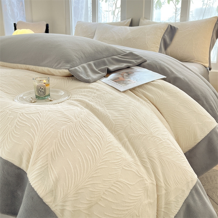 91家纺网 家纺一手货源 找家纺 遇见家居生活馆 2025新款A类牛奶绒雕花四件套-羽飞舞 奶芋色+经典灰