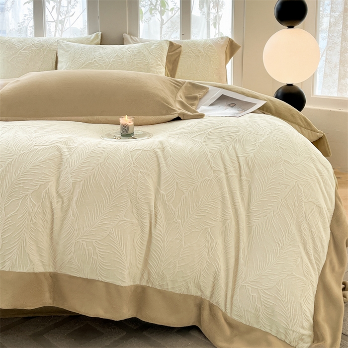 91家纺网 家纺一手货源 找家纺 遇见家居生活馆 2025新款A类牛奶绒雕花四件套-羽飞舞 奶芋色+杏仁