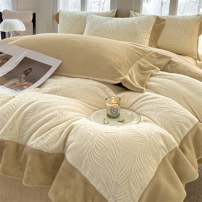 91家纺网 家纺一手货源 找家纺 遇见家居生活馆 2025新款A类牛奶绒雕花四件套-羽飞舞 奶芋色+杏仁