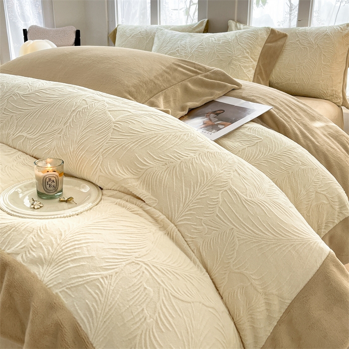 91家纺网 家纺一手货源 找家纺 遇见家居生活馆 2025新款A类牛奶绒雕花四件套-羽飞舞 奶芋色+杏仁