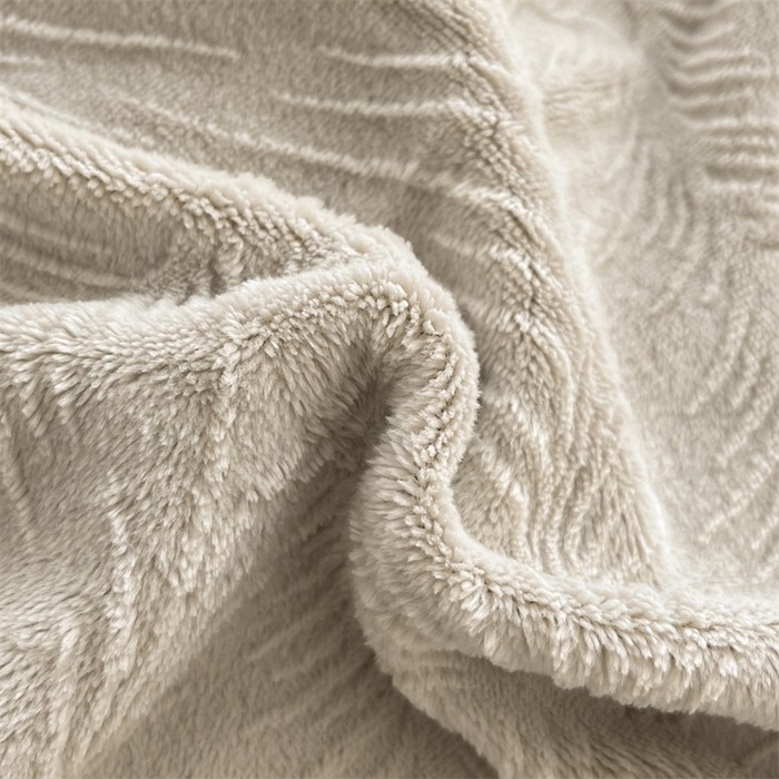 91家纺网 家纺一手货源 找家纺 遇见家居生活馆 2025新款A类牛奶绒雕花四件套-羽飞舞 香草灰+经典灰