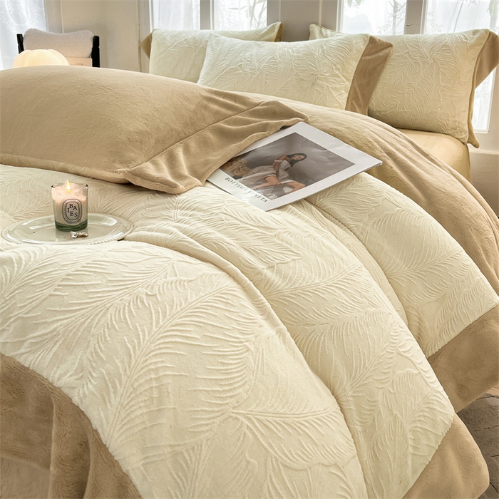 91家纺网 家纺一手货源 找家纺 遇见家居生活馆 2025新款A类牛奶绒雕花四件套-羽飞舞 奶芋色+杏仁