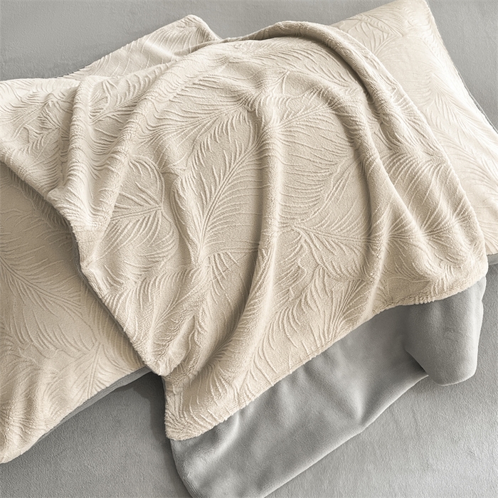 91家纺网 家纺一手货源 找家纺 遇见家居生活馆 2025新款A类牛奶绒雕花四件套-羽飞舞 香草灰+经典灰