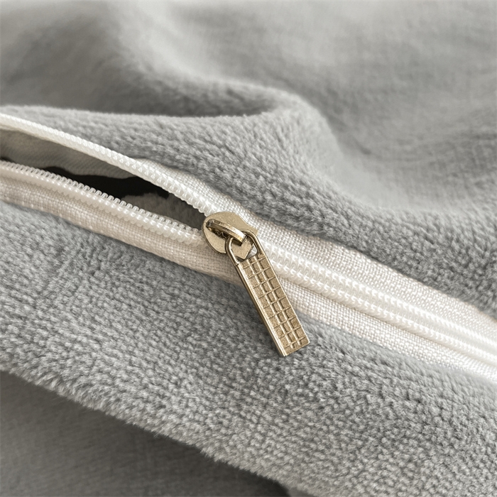 91家纺网 家纺一手货源 找家纺 遇见家居生活馆 2025新款A类牛奶绒雕花四件套-羽飞舞 香草灰+经典灰