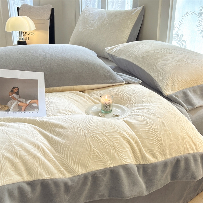 91家纺网 家纺一手货源 找家纺 遇见家居生活馆 2025新款A类牛奶绒雕花四件套-羽飞舞 奶芋色+经典灰