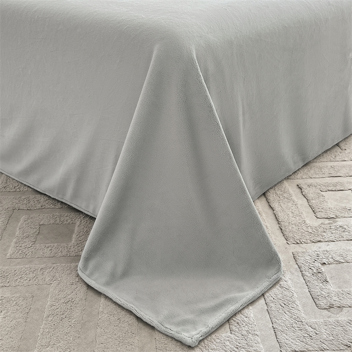 91家纺网 家纺一手货源 找家纺 遇见家居生活馆 2025新款A类牛奶绒雕花四件套-羽飞舞 奶芋色+经典灰