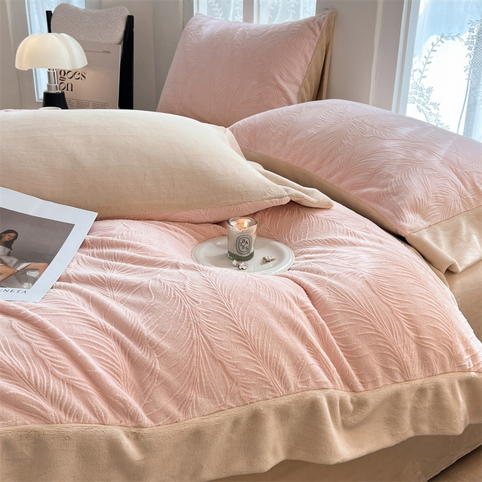 91家纺网 家纺一手货源 找家纺 遇见家居生活馆 2025新款A类牛奶绒雕花四件套-羽飞舞 卡诺粉+香槟