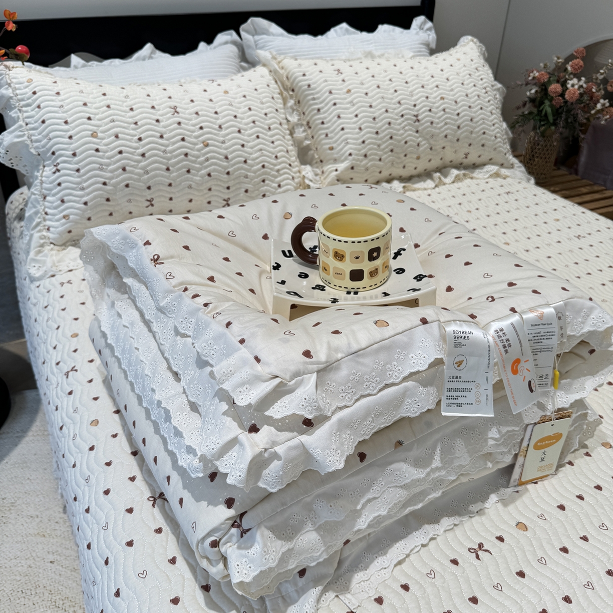 91家纺网 家纺一手货源 找家纺 奈萝家纺 2025新款全棉蕾丝花边被套春秋被床盖四件套床盖三件套 小小爱心
