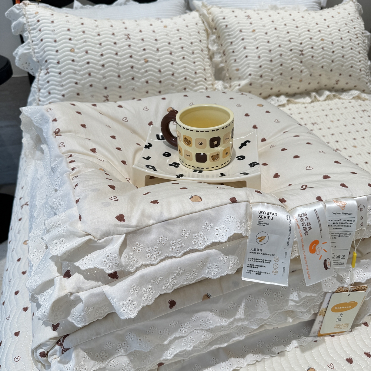 91家纺网 家纺一手货源 找家纺 奈萝家纺 2025新款全棉蕾丝花边被套春秋被床盖四件套床盖三件套 小小爱心