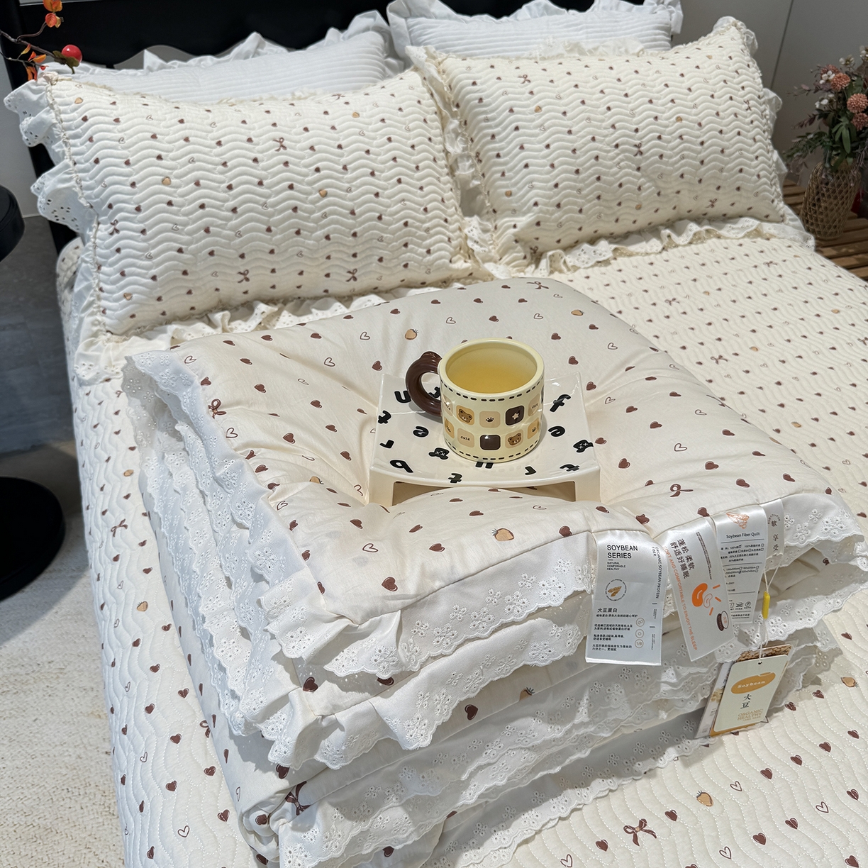 91家纺网 家纺一手货源 找家纺 奈萝家纺 2025新款全棉蕾丝花边被套春秋被床盖四件套床盖三件套 小小爱心