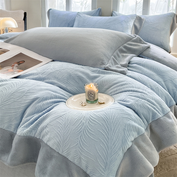 91家纺网 家纺一手货源 找家纺 遇见家居生活馆 2025新款A类牛奶绒雕花四件套-羽飞舞 婴儿蓝+星辰灰