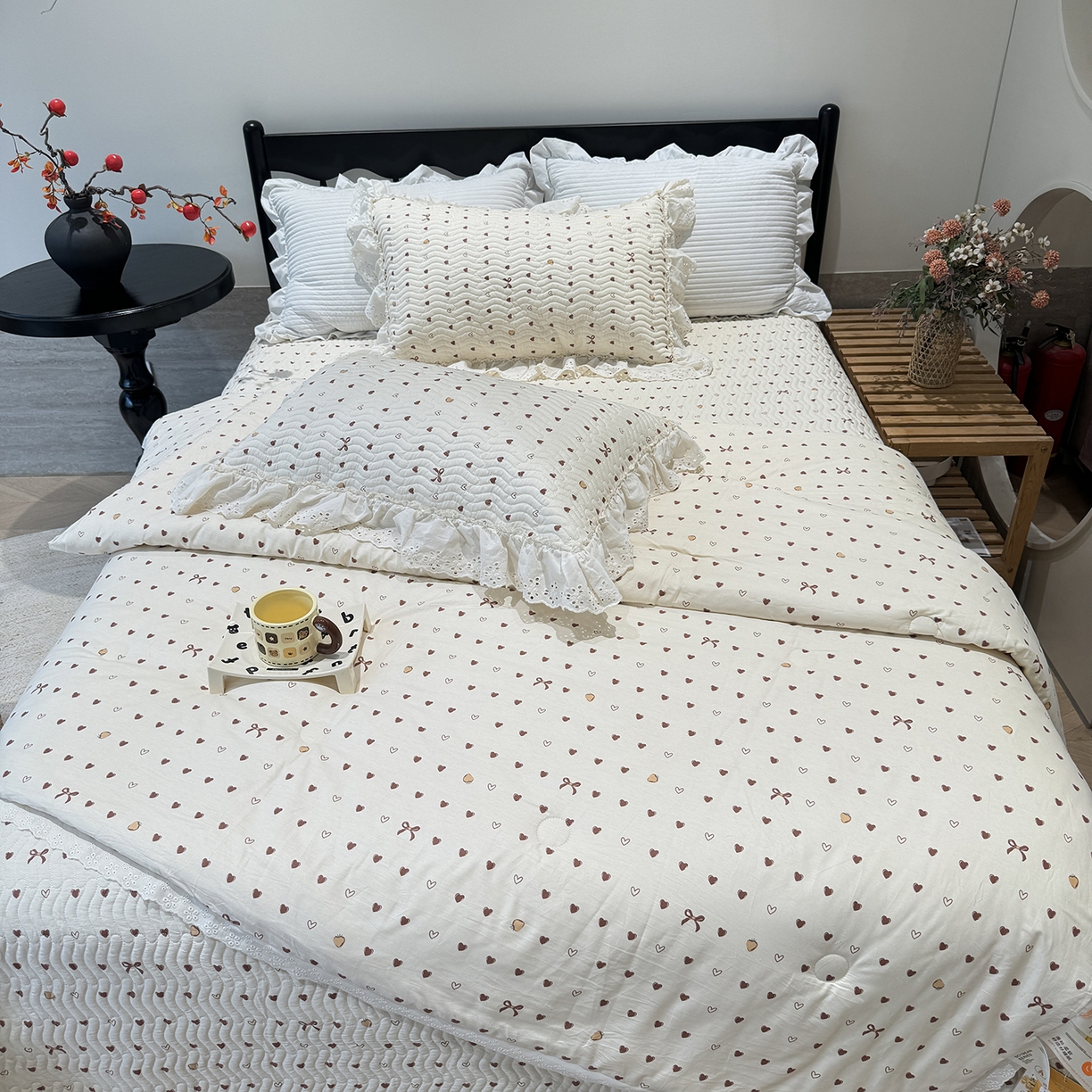 91家纺网 家纺一手货源 找家纺 奈萝家纺 2025新款全棉蕾丝花边被套春秋被床盖四件套床盖三件套 小小爱心