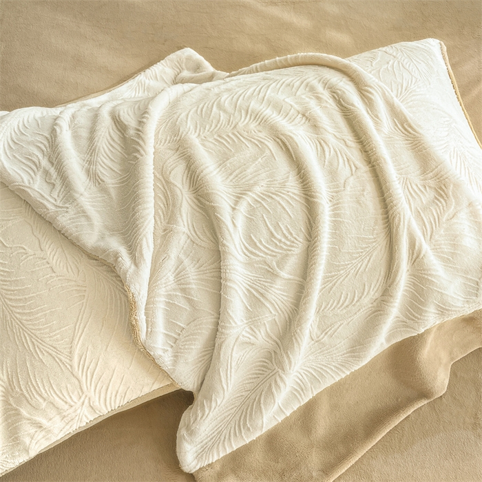 91家纺网 家纺一手货源 找家纺 遇见家居生活馆 2025新款A类牛奶绒雕花四件套-羽飞舞 奶芋色+杏仁