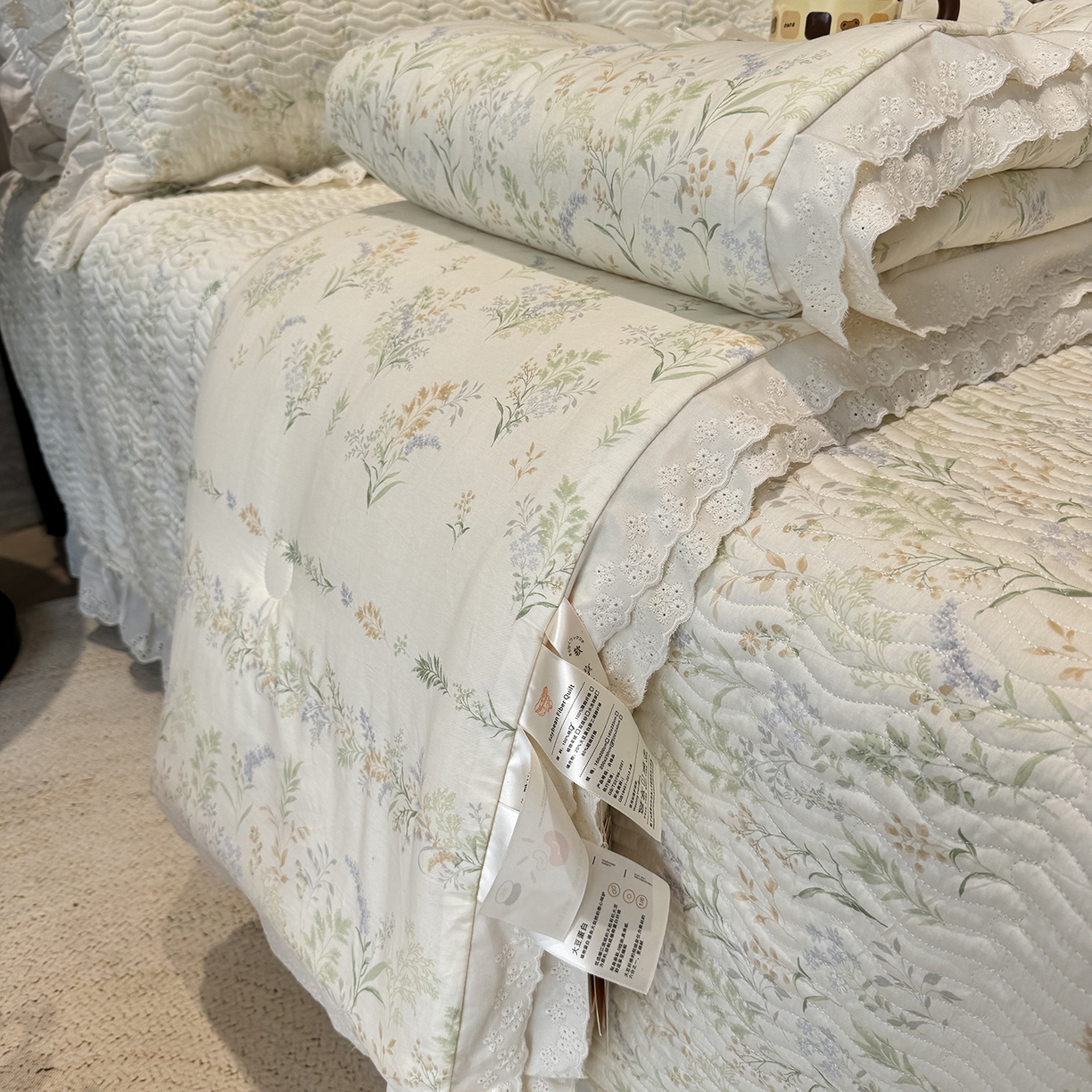 91家纺网 家纺一手货源 找家纺 奈萝家纺 2025新款全棉蕾丝花边被套春秋被床盖四件套床盖三件套 芳草恋