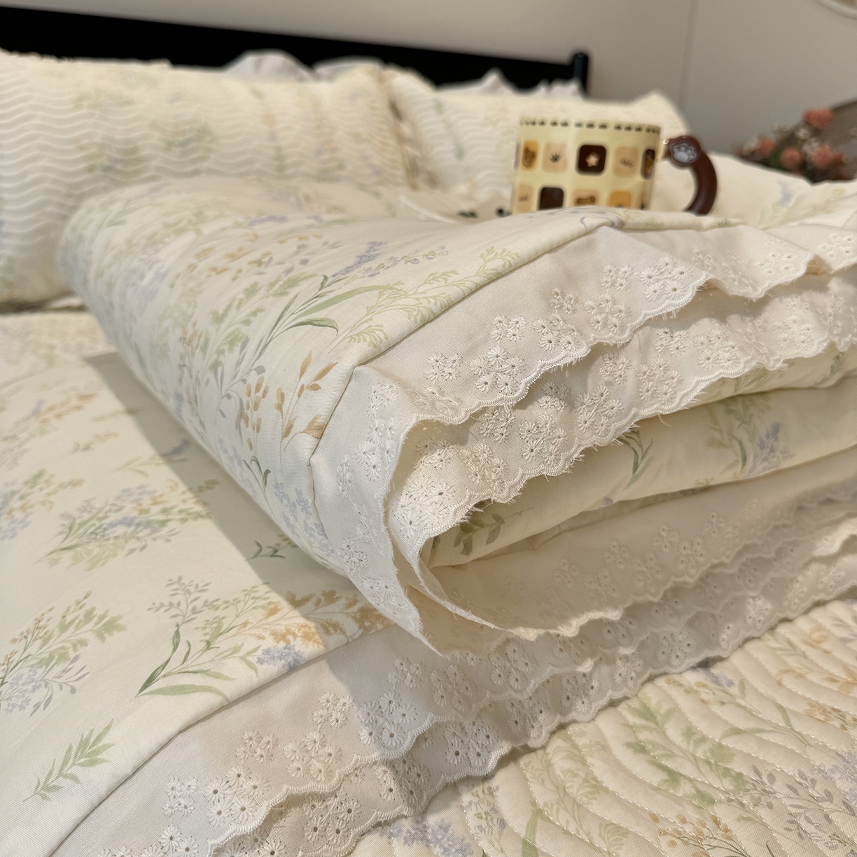 91家纺网 家纺一手货源 找家纺 奈萝家纺 2025新款全棉蕾丝花边被套春秋被床盖四件套床盖三件套 芳草恋