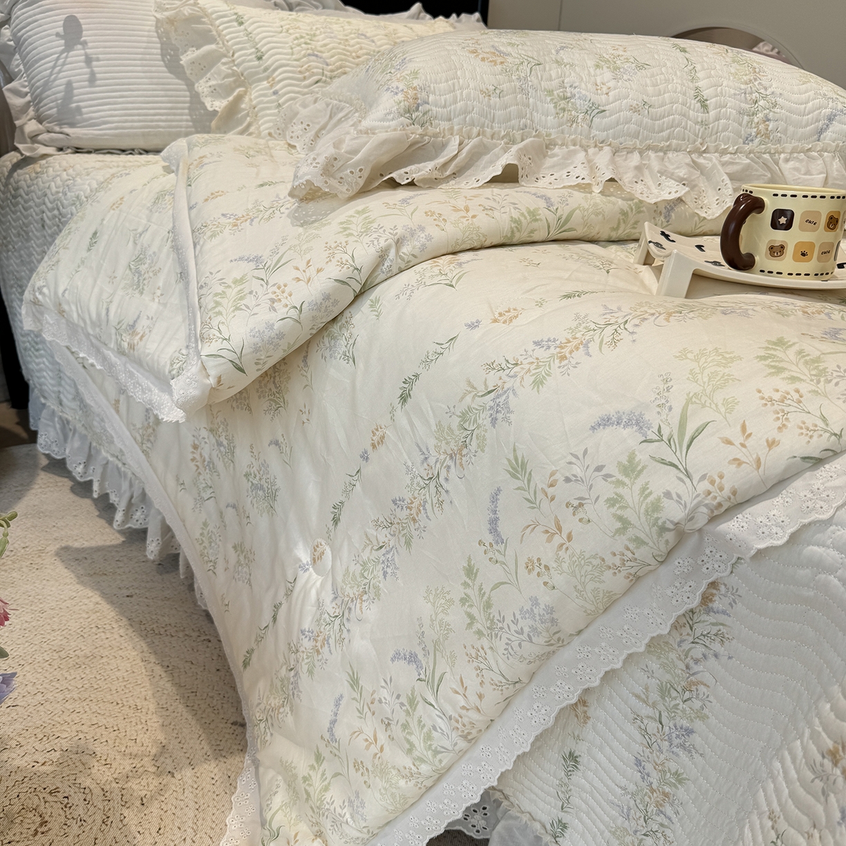 91家纺网 家纺一手货源 找家纺 奈萝家纺 2025新款全棉蕾丝花边被套春秋被床盖四件套床盖三件套 芳草恋