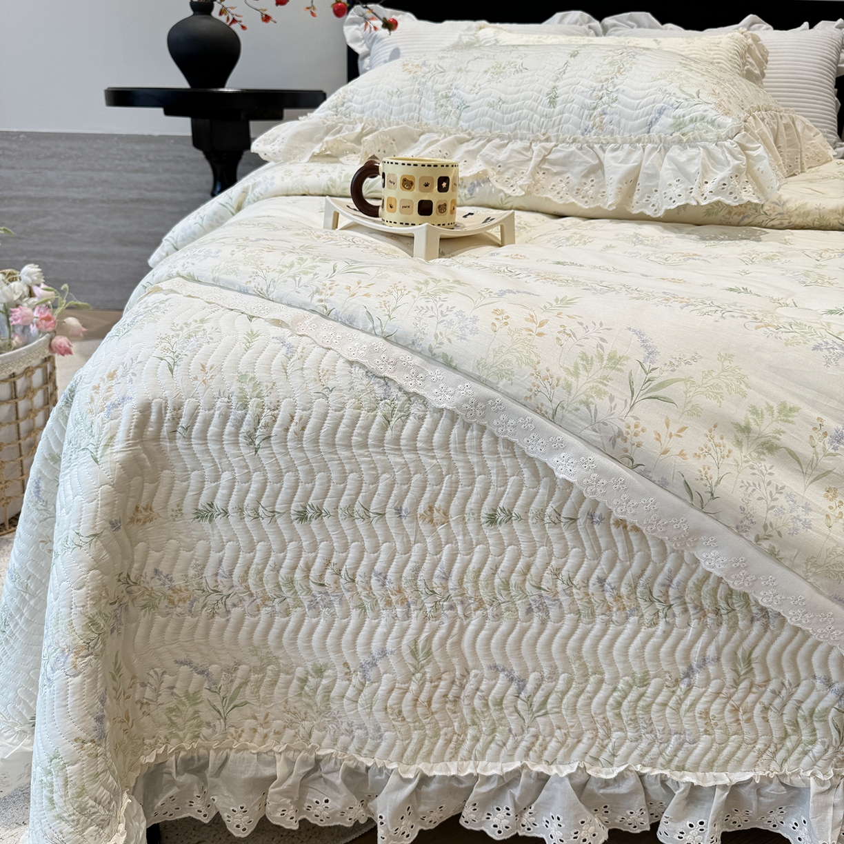 91家纺网 家纺一手货源 找家纺 奈萝家纺 2025新款全棉蕾丝花边被套春秋被床盖四件套床盖三件套 芳草恋