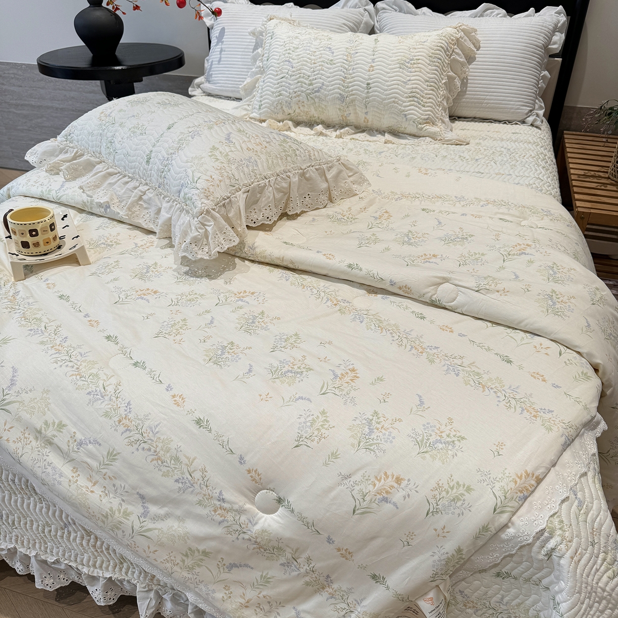 91家纺网 家纺一手货源 找家纺 奈萝家纺 2025新款全棉蕾丝花边被套春秋被床盖四件套床盖三件套 芳草恋