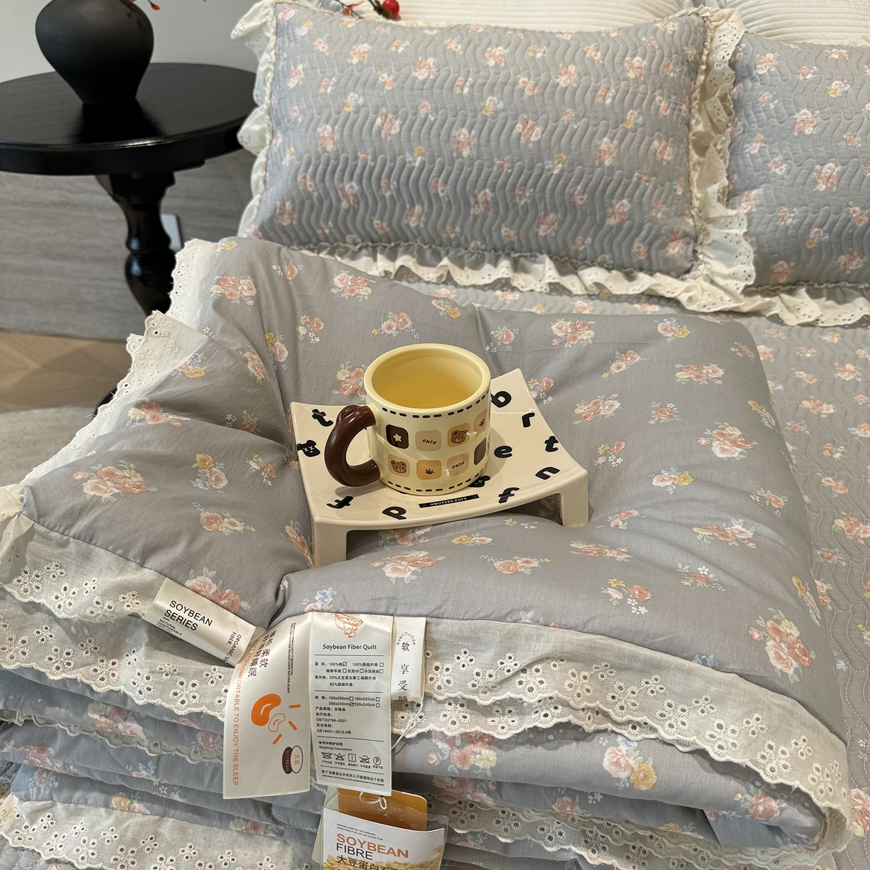 91家纺网 家纺一手货源 找家纺 奈萝家纺 2025新款全棉蕾丝花边被套春秋被床盖四件套床盖三件套 沐辰花灰