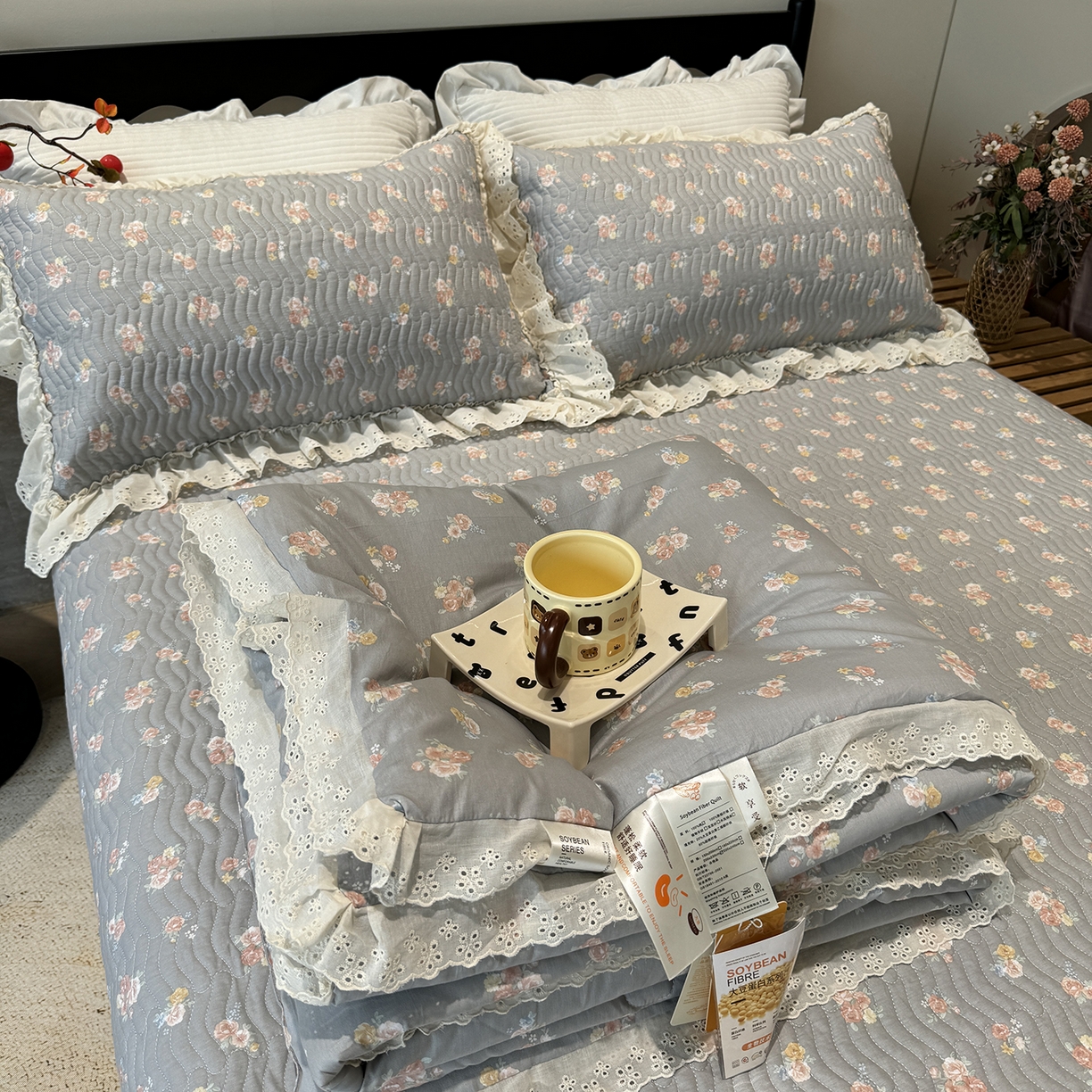 91家纺网 家纺一手货源 找家纺 奈萝家纺 2025新款全棉蕾丝花边被套春秋被床盖四件套床盖三件套 沐辰花灰