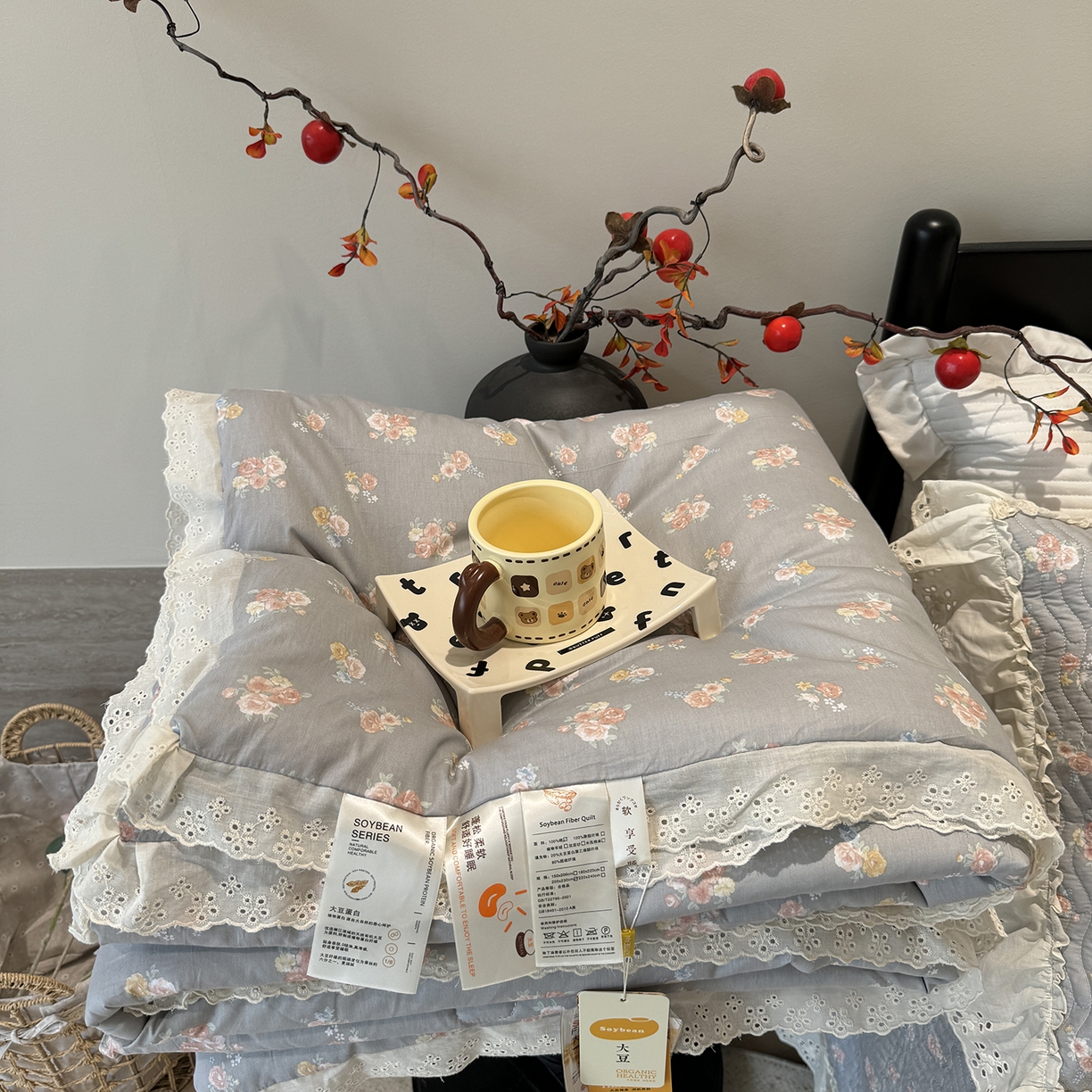 91家纺网 家纺一手货源 找家纺 奈萝家纺 2025新款全棉蕾丝花边被套春秋被床盖四件套床盖三件套 沐辰花灰