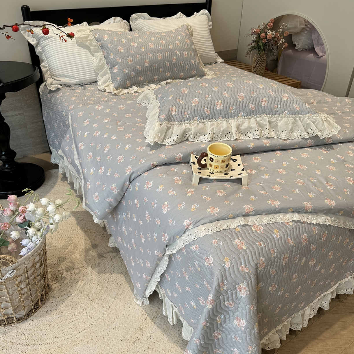 91家纺网 家纺一手货源 找家纺 奈萝家纺 2025新款全棉蕾丝花边被套春秋被床盖四件套床盖三件套 沐辰花灰
