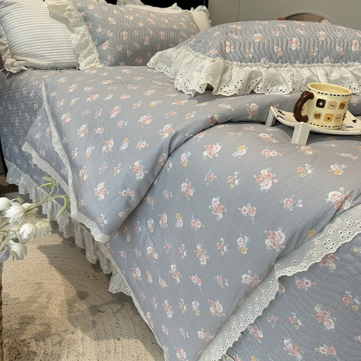 91家纺网 家纺一手货源 找家纺 奈萝家纺 2025新款全棉蕾丝花边被套春秋被床盖四件套床盖三件套 沐辰花灰