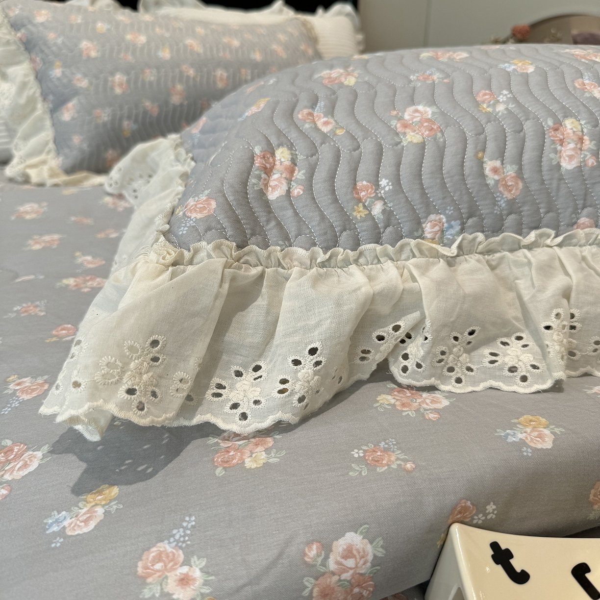 91家纺网 家纺一手货源 找家纺 奈萝家纺 2025新款全棉蕾丝花边被套春秋被床盖四件套床盖三件套 沐辰花灰