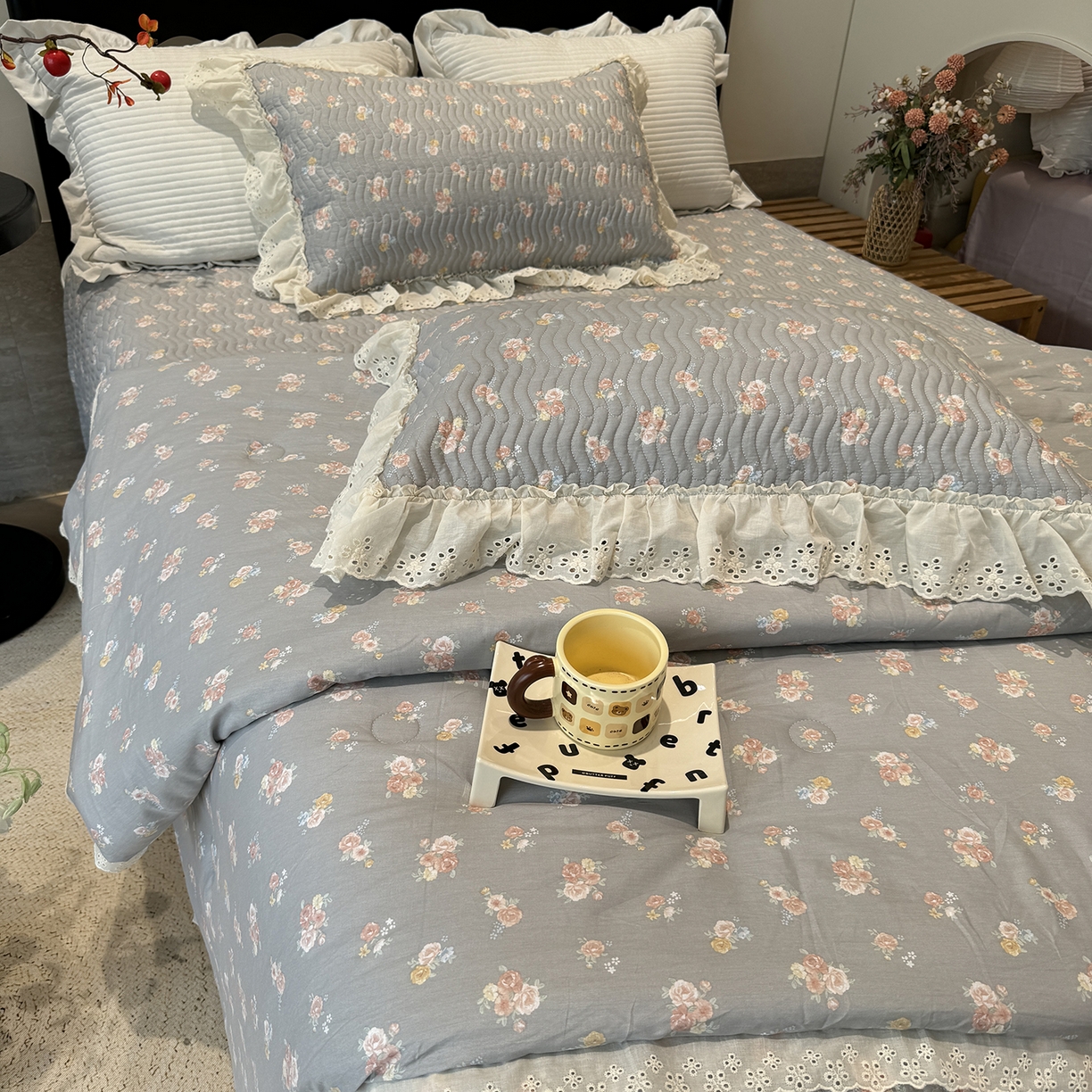 91家纺网 家纺一手货源 找家纺 奈萝家纺 2025新款全棉蕾丝花边被套春秋被床盖四件套床盖三件套 沐辰花灰