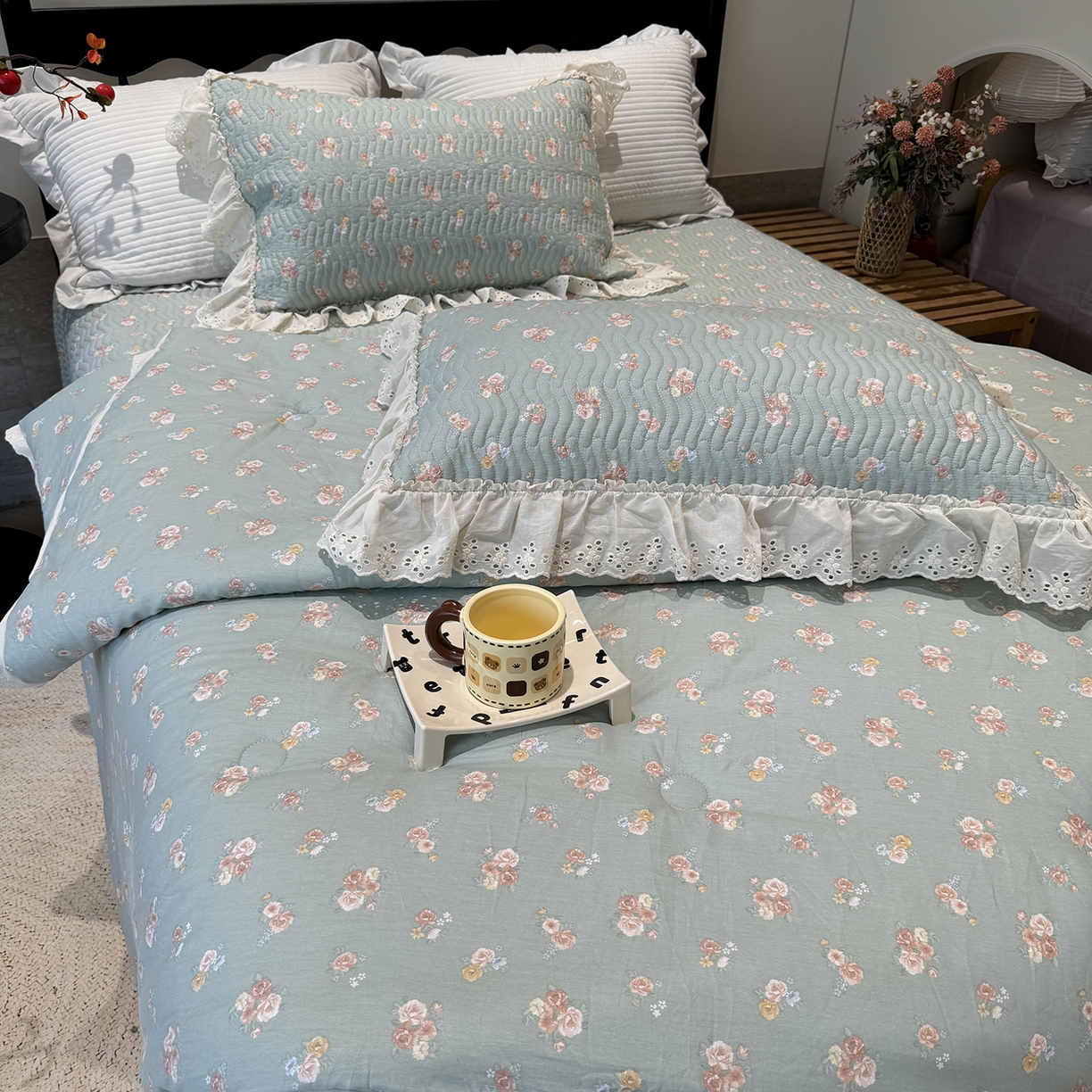 91家纺网 家纺一手货源 找家纺 奈萝家纺 2025新款全棉蕾丝花边被套春秋被床盖四件套床盖三件套 沐辰花绿