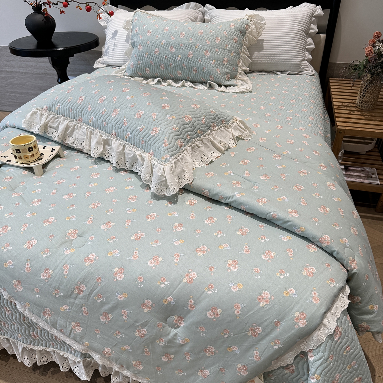 91家纺网 家纺一手货源 找家纺 奈萝家纺 2025新款全棉蕾丝花边被套春秋被床盖四件套床盖三件套 沐辰花绿