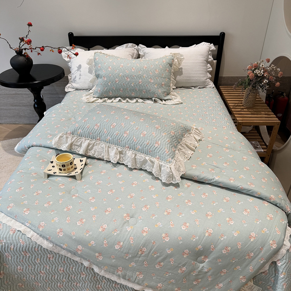 91家纺网 家纺一手货源 找家纺 奈萝家纺 2025新款全棉蕾丝花边被套春秋被床盖四件套床盖三件套 沐辰花绿