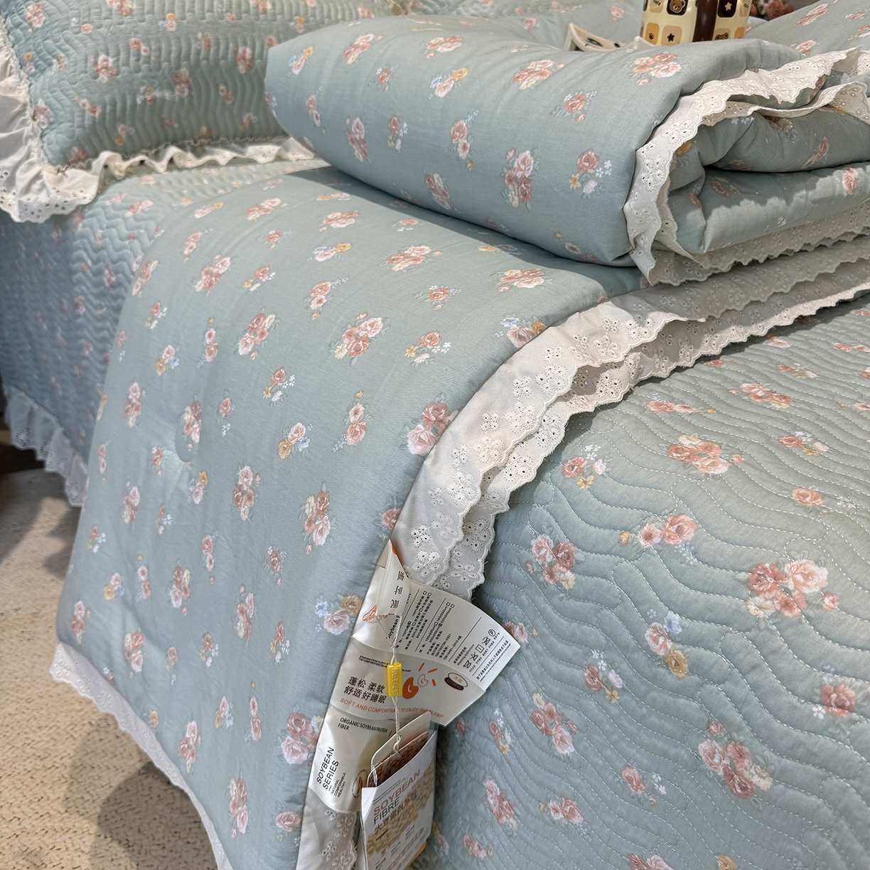 91家纺网 家纺一手货源 找家纺 奈萝家纺 2025新款全棉蕾丝花边被套春秋被床盖四件套床盖三件套 沐辰花绿