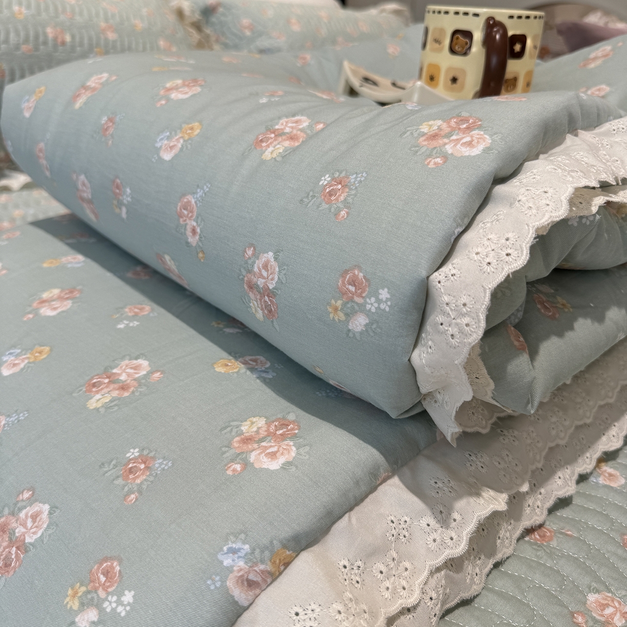 91家纺网 家纺一手货源 找家纺 奈萝家纺 2025新款全棉蕾丝花边被套春秋被床盖四件套床盖三件套 沐辰花绿