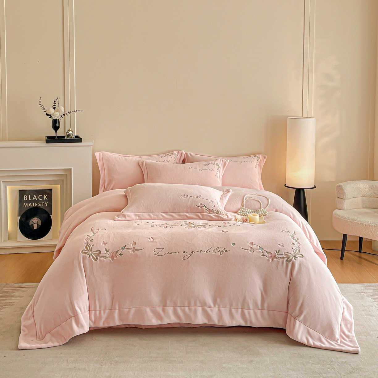 91家纺网 家纺一手货源 找家纺 新方向 2025新款全消光A类刺绣牛奶绒四件套-蝶恋花 蝶恋花-蔷薇粉