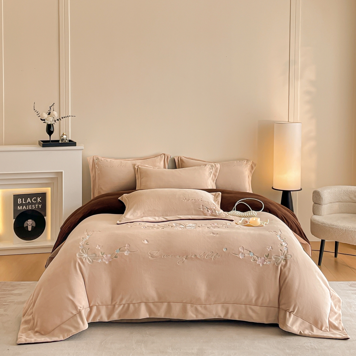 91家纺网 家纺一手货源 找家纺 （总）控价 2025新款 床盖款240克全消光A类刺绣牛奶绒四件套-蝶恋花