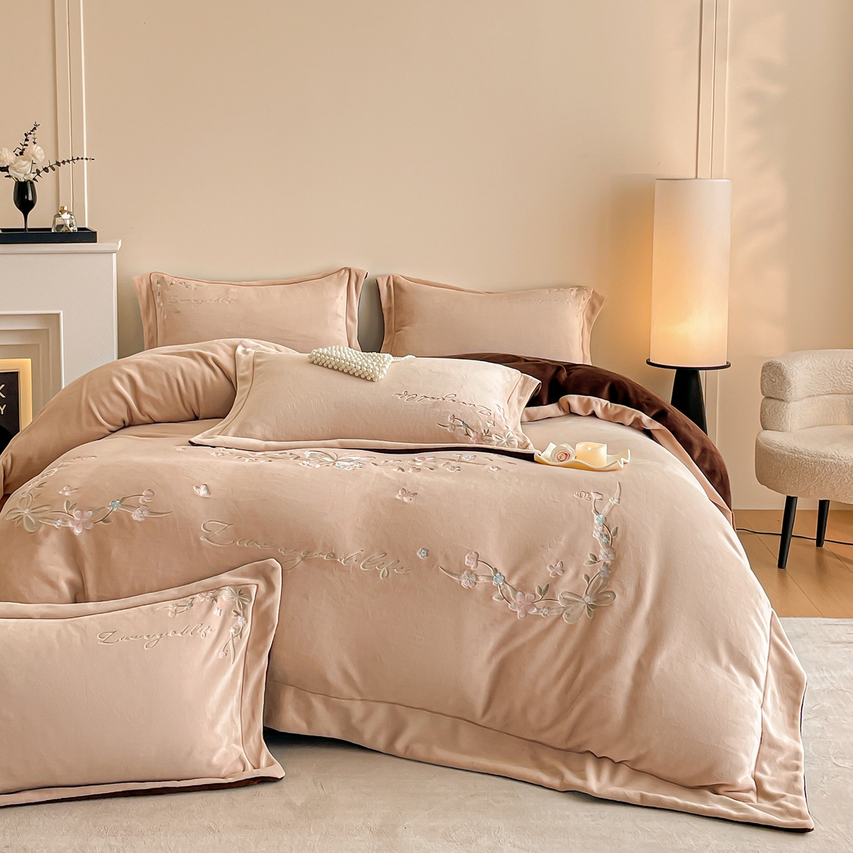 91家纺网 家纺一手货源 找家纺 新方向 2025新款全消光A类刺绣牛奶绒四件套-蝶恋花 蝶恋花-香槟咖