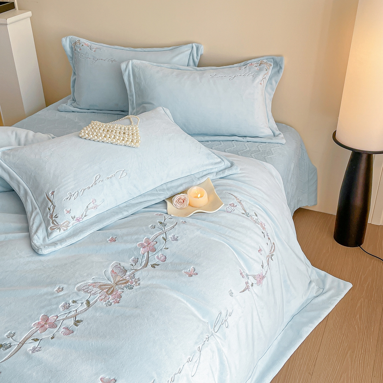 91家纺网 家纺一手货源 找家纺 新方向 2025新款全消光A类刺绣牛奶绒四件套-蝶恋花 蝶恋花-星月蓝