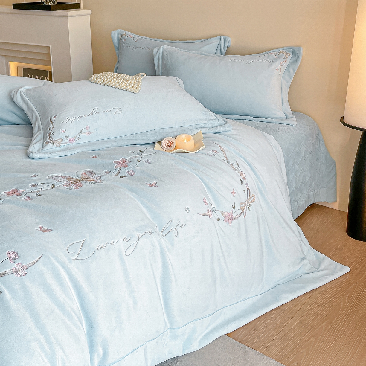 91家纺网 家纺一手货源 找家纺 新方向 2025新款全消光A类刺绣牛奶绒四件套-蝶恋花 蝶恋花-星月蓝