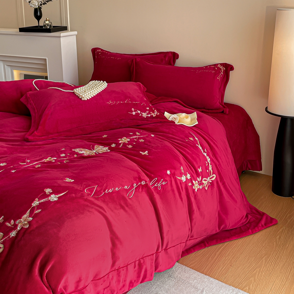 91家纺网 家纺一手货源 找家纺 新方向 2025新款全消光A类刺绣牛奶绒四件套-蝶恋花 蝶恋花-洋酒红