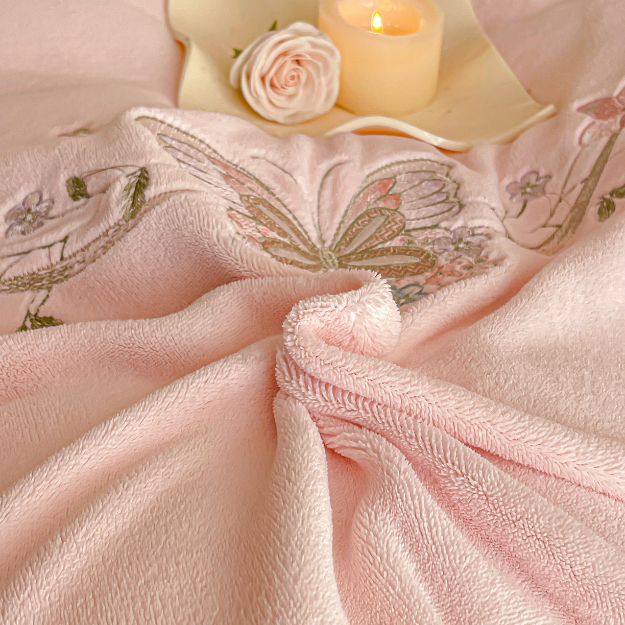 91家纺网 家纺一手货源 找家纺 新方向 2025新款全消光A类刺绣牛奶绒四件套-蝶恋花 蝶恋花-蔷薇粉