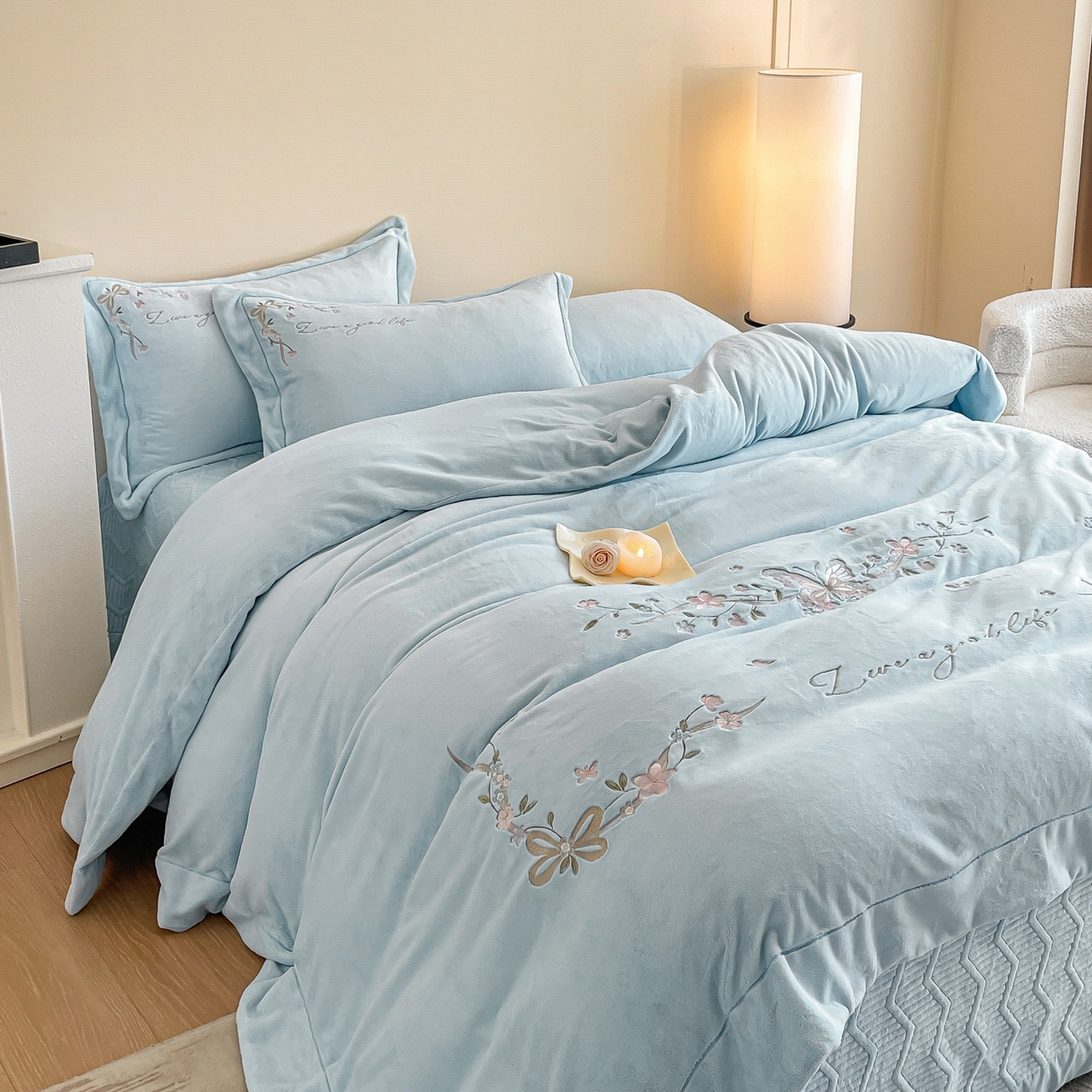 91家纺网 家纺一手货源 找家纺 新方向 2025新款全消光A类刺绣牛奶绒四件套-蝶恋花 蝶恋花-星月蓝
