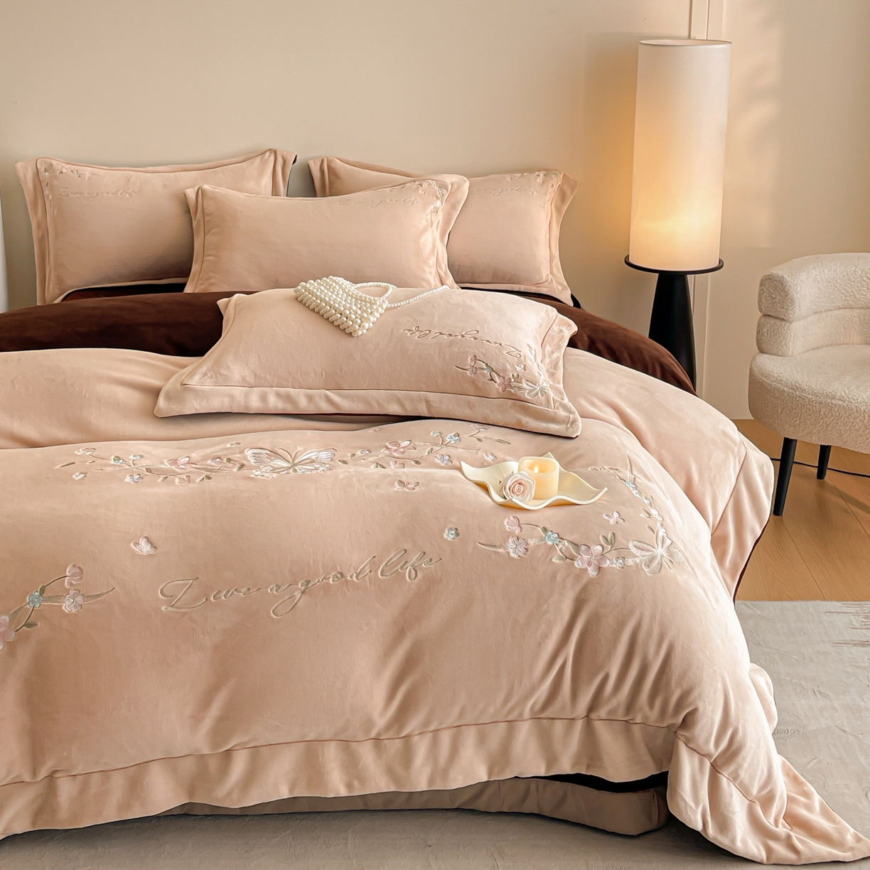 91家纺网 家纺一手货源 找家纺 新方向 2025新款全消光A类刺绣牛奶绒四件套-蝶恋花 蝶恋花-香槟咖