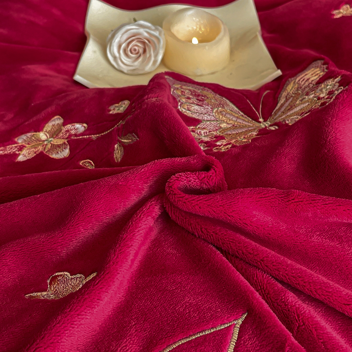 91家纺网 家纺一手货源 找家纺 新方向 2025新款全消光A类刺绣牛奶绒四件套-蝶恋花 蝶恋花-洋酒红