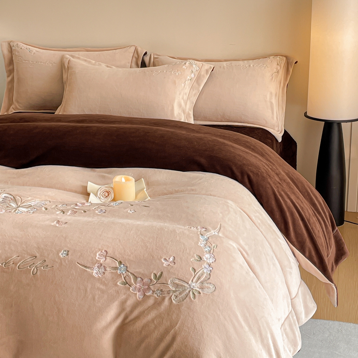 91家纺网 家纺一手货源 找家纺 新方向 2025新款全消光A类刺绣牛奶绒四件套-蝶恋花 蝶恋花-香槟咖