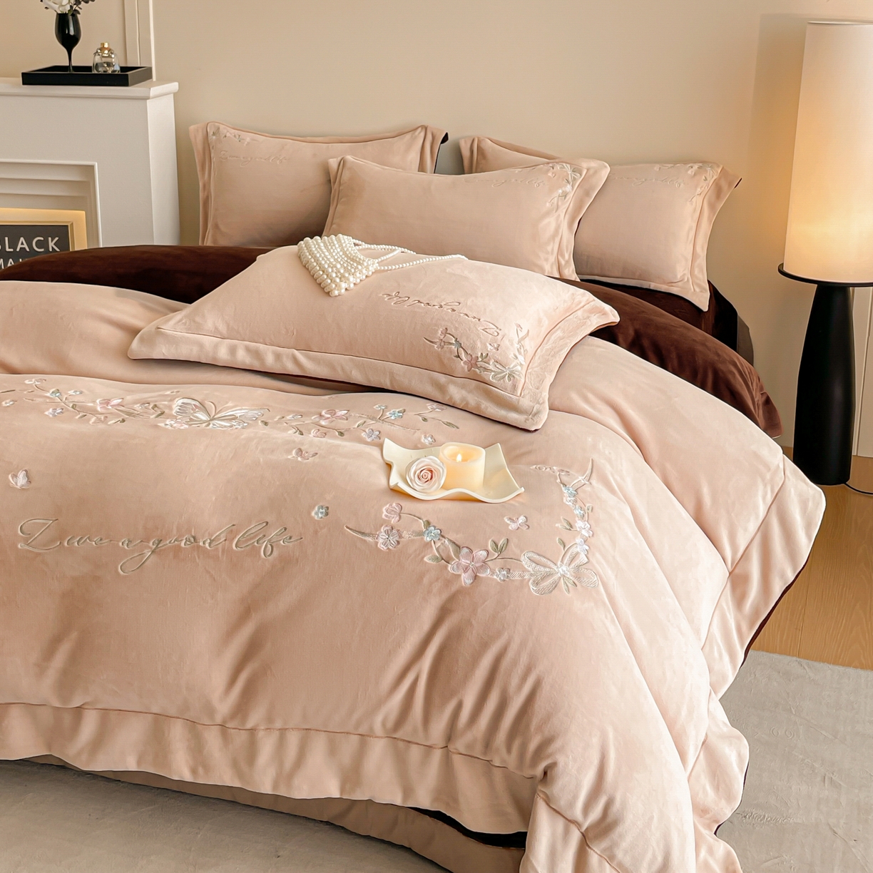 91家纺网 家纺一手货源 找家纺 新方向 2025新款全消光A类刺绣牛奶绒四件套-蝶恋花 蝶恋花-香槟咖